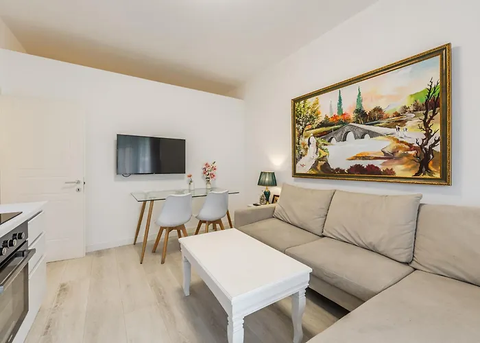Apartment Leo's View By Pikhost Tirana
