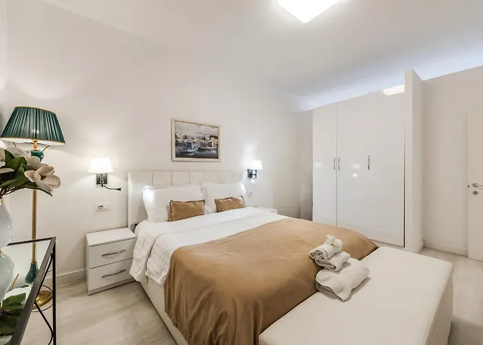 Apartment Leo's View By Pikhost Tirana